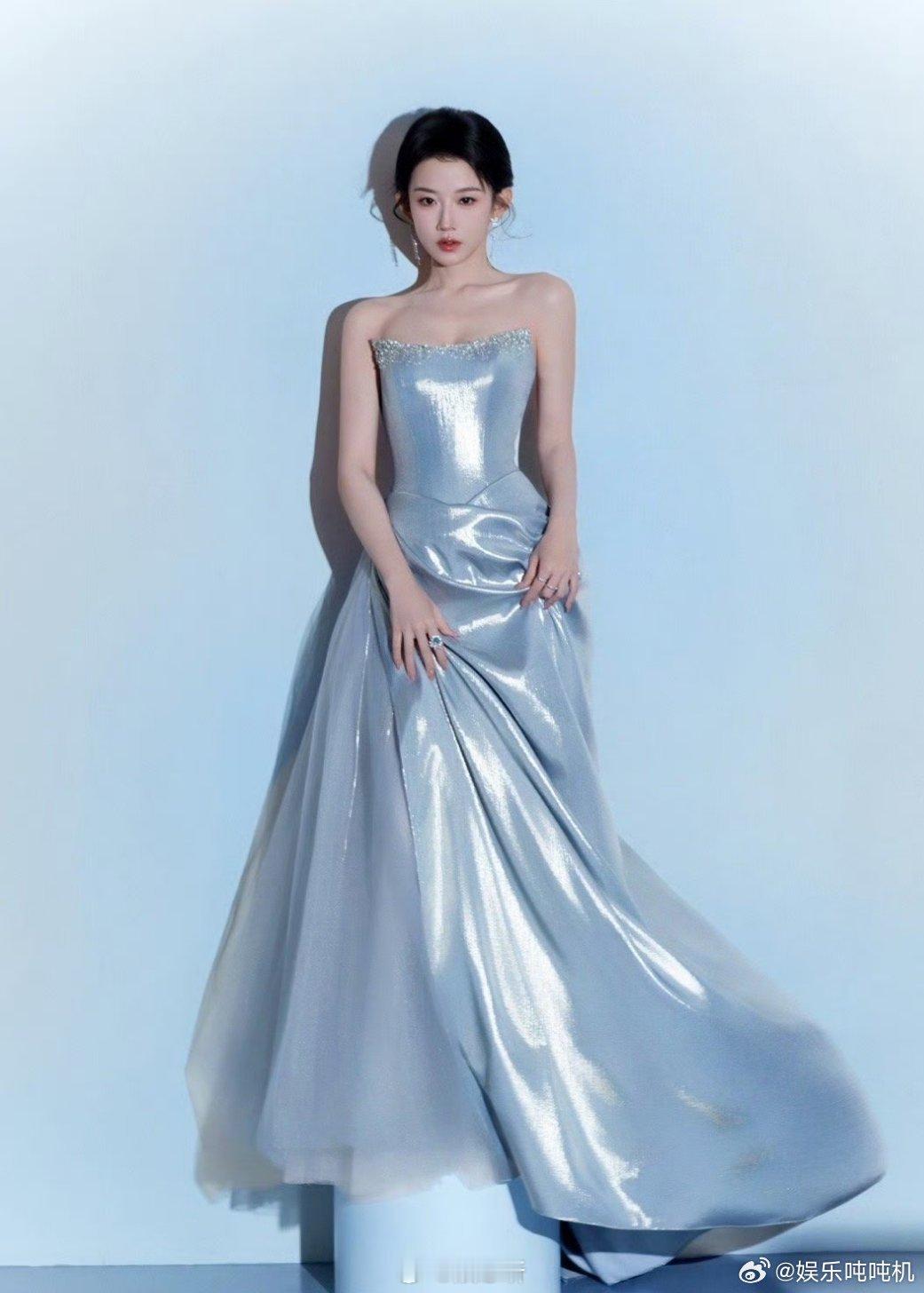 曾辉韩雨彤公主抱曾辉动作又轻又稳，托住腿弯的那一下太加分了，韩雨彤笑得明媚，画