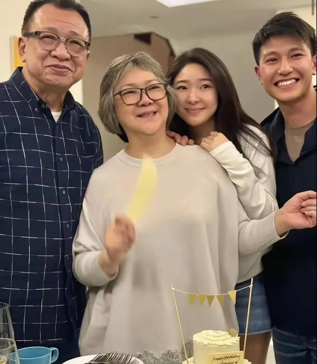 许绍雄43岁结婚,妻子龙嬿而当时已有一个12岁的儿子。这段缘分始于1985年的新