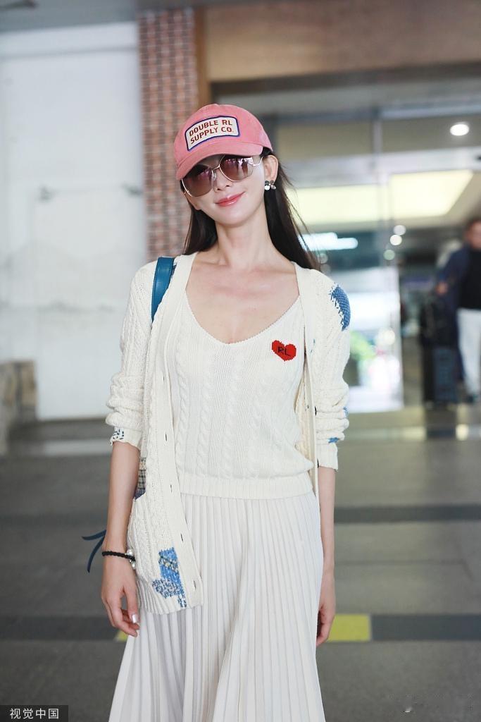 林志玲戴粉色帽子身穿红心白裙少女感满满，遇粉丝歪头微笑甜化人心似18岁。