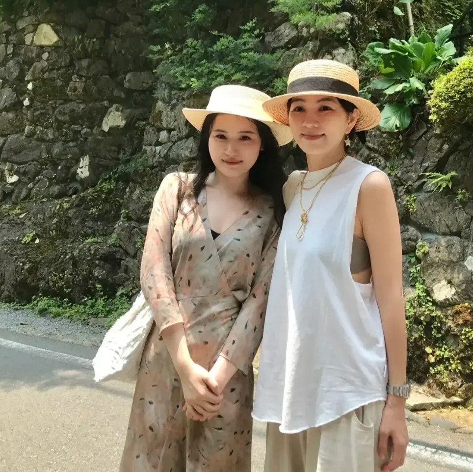 万万没有想到，曾经的假小子变得那么漂亮了啊。白瞎我看了十几年电视，现在才知道。[
