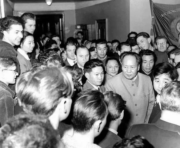 1941年延安，毛主席去食堂时，一个人拎着木棍朝毛主席后脑勺砸去，千钧一发之际，