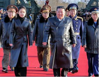 金正恩女儿再次公开露面，金正恩今日在该国葛麻机场主持了一场盛大的庆祝活动，而