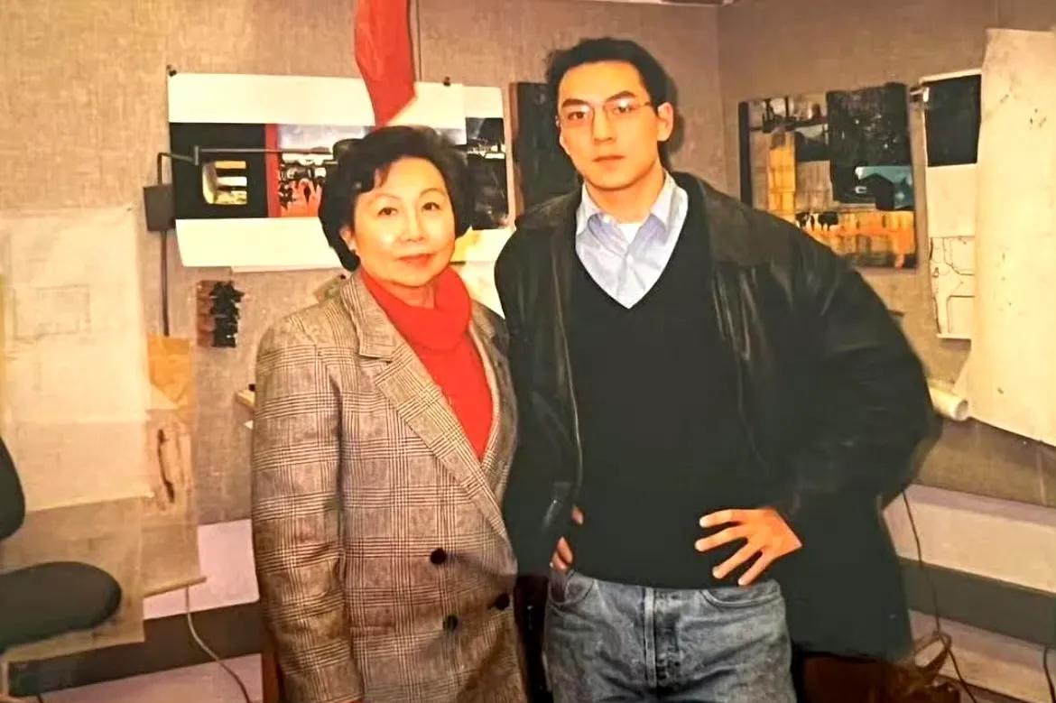 一身正式西装，领带搭配得体感觉时光都在他身上沉淀出了独特魅力吴彦祖年轻时的颜