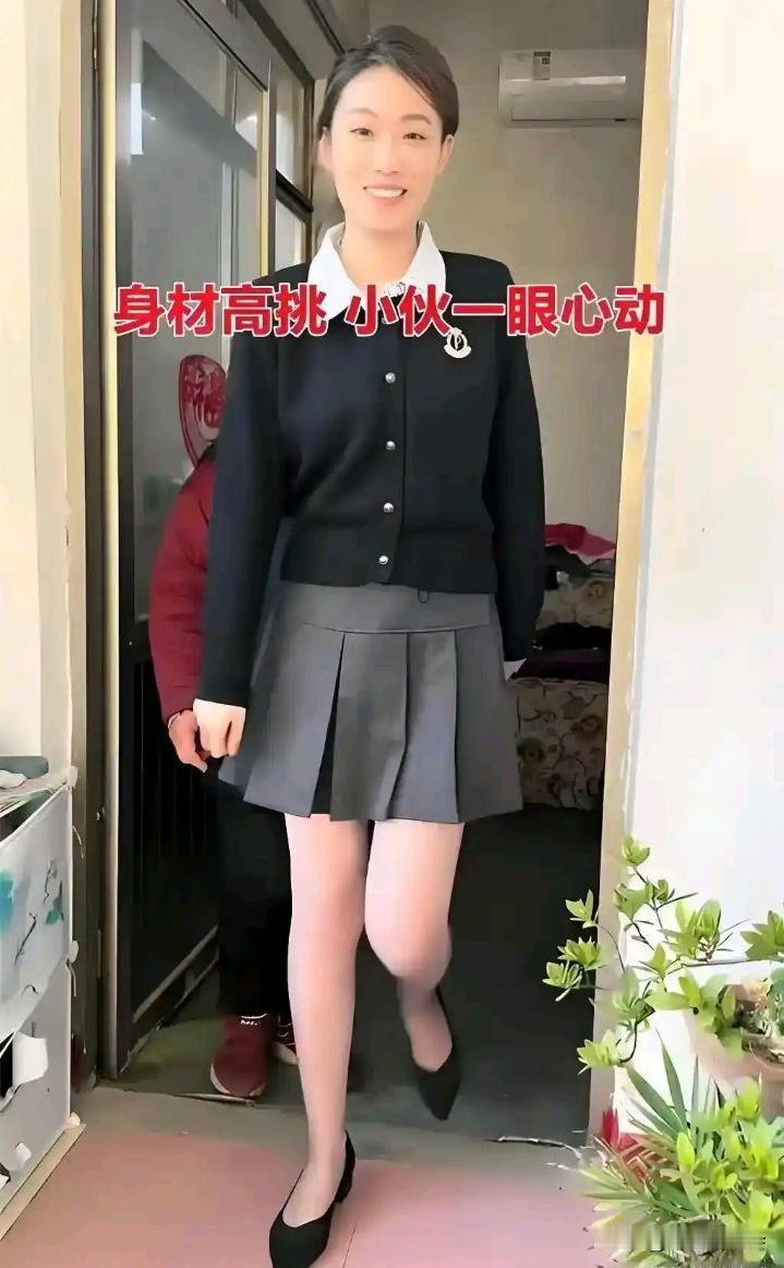 男子在农村相亲，意外遇到高颜值美女？这名女子身材高挑，穿着性感时尚，非常符合男