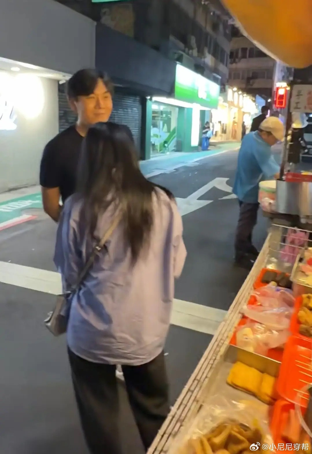 58岁伊能静携秦昊回台北，身形似少女，两人路边吃手抓饼被认出！