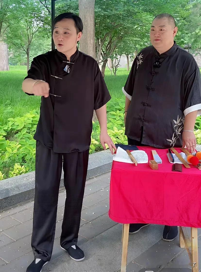 人比人得死，货比货得扔！7月16日，著名的相声演员门三顶着高温在户外直播说原生