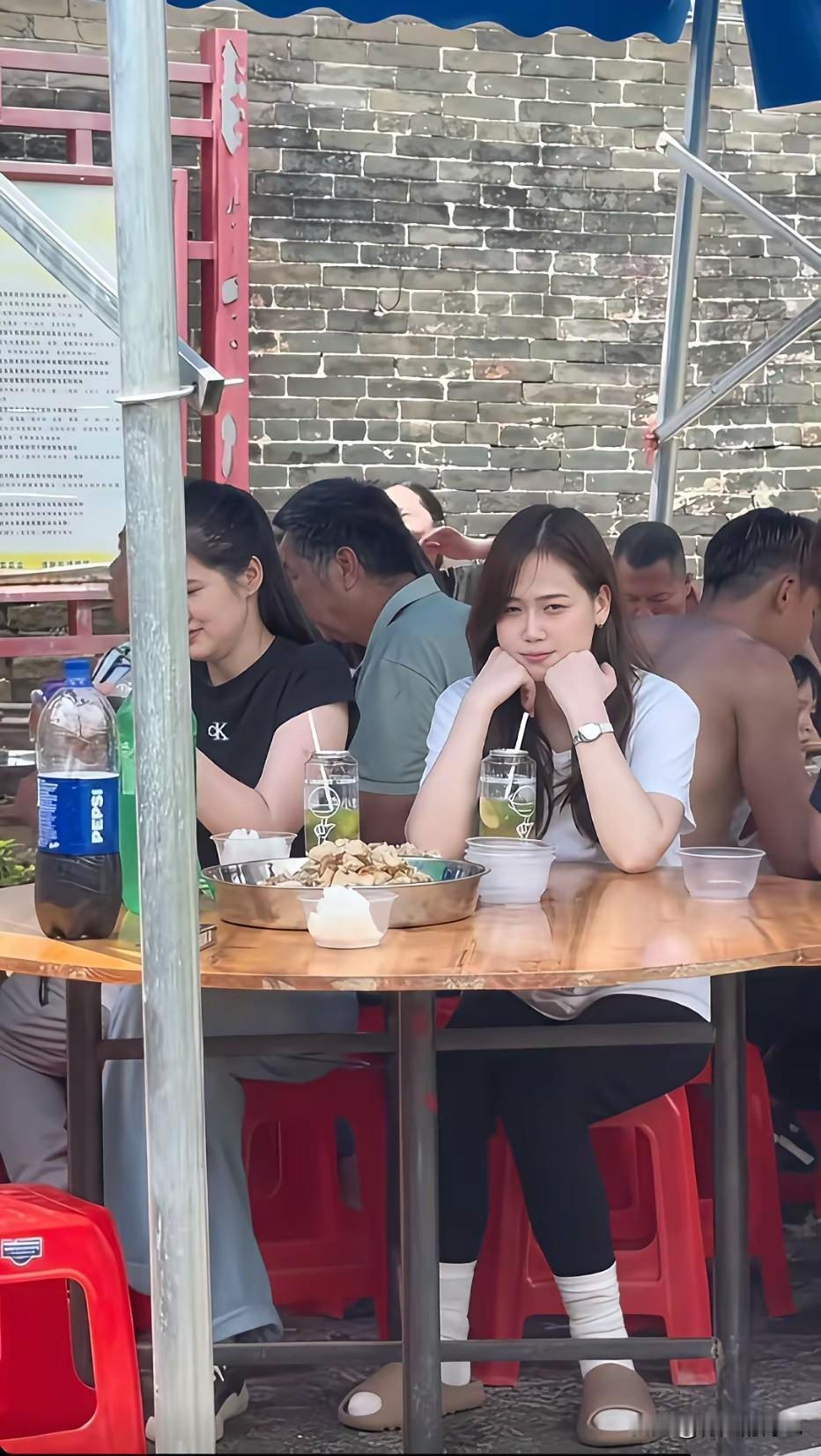 啥都好，就是拖鞋减分了。