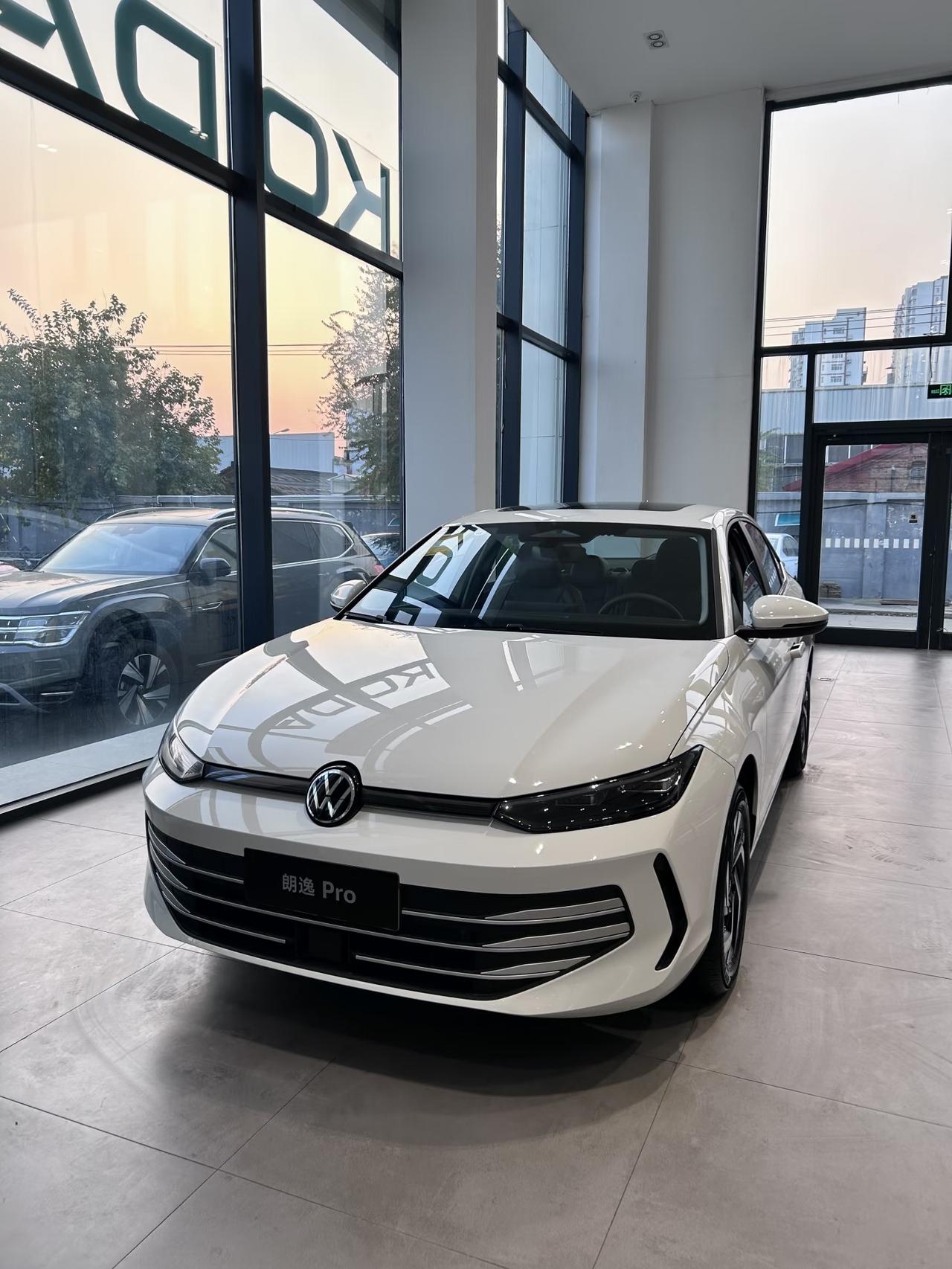 相比26款宝来，朗逸的这次换代还是有些变化的，名字改成朗逸pro，而落实到车内也