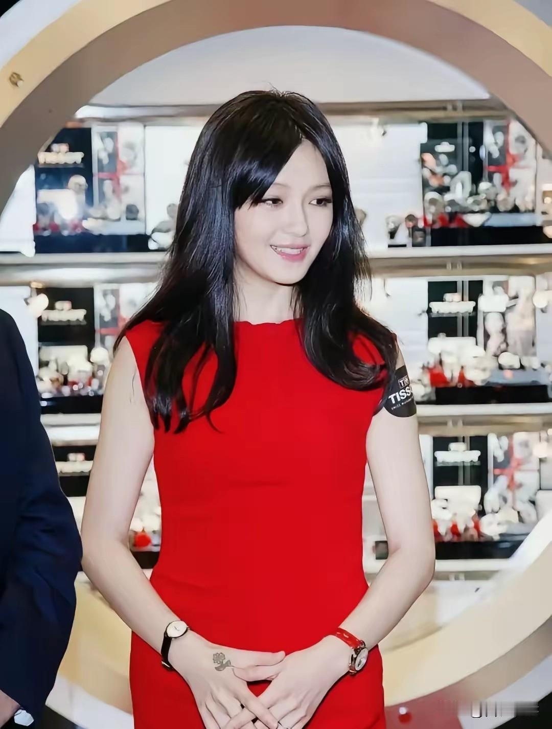 有网友扒出了大S当年参加活动时的一张靓照那个时候的她真的是bulingb