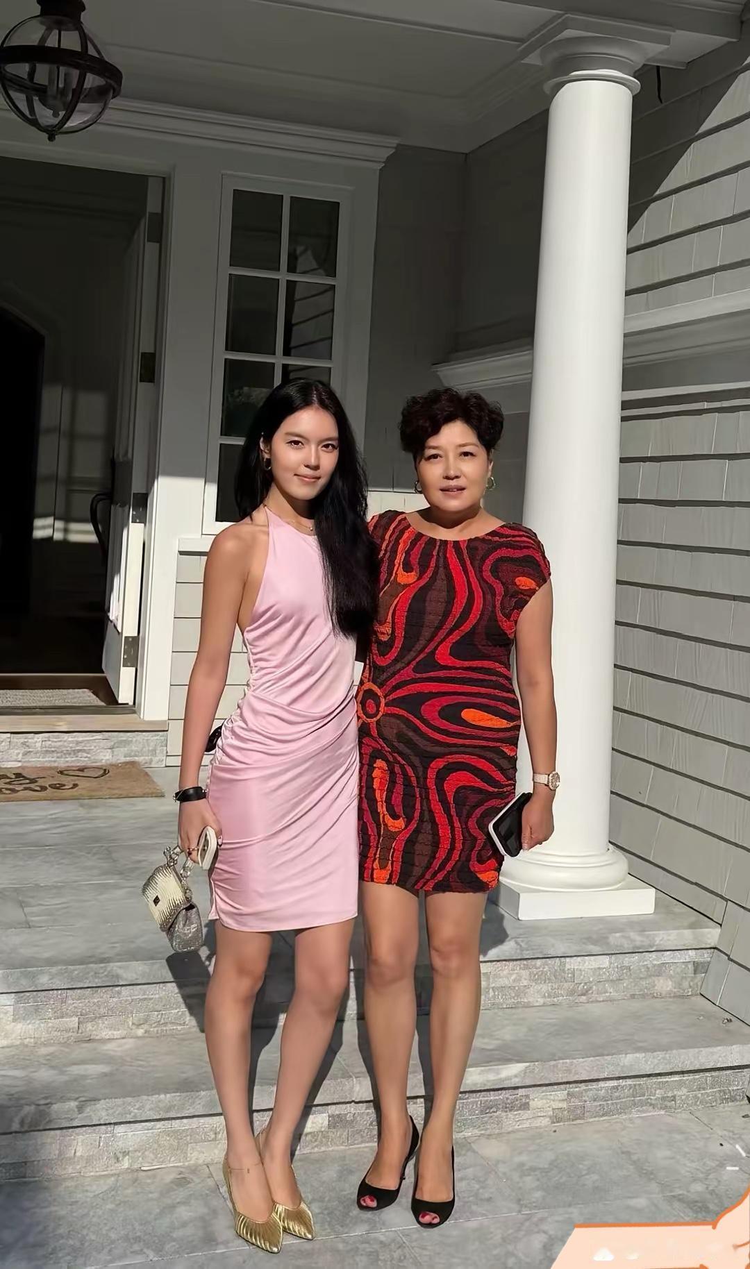 发现导演哈文母女俩好像都没干啥，但生活非常惬意富足。哈文晒出的和女儿法图麦的合照