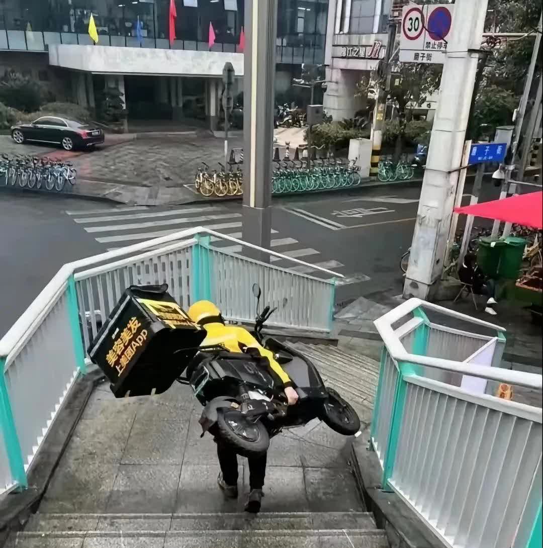 今天走天桥的时候，看到一位外卖小哥，这不就是当代吕布吗?属实太厉害了。问了他，才