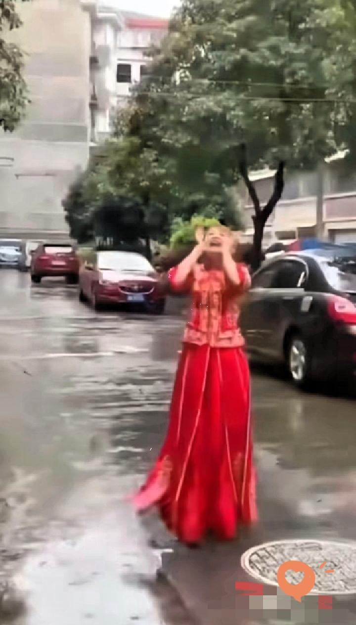 真拼了，破防了！新娘结婚当日，父母提出另加彩礼，不给不让女儿出嫁，女儿反对父母的
