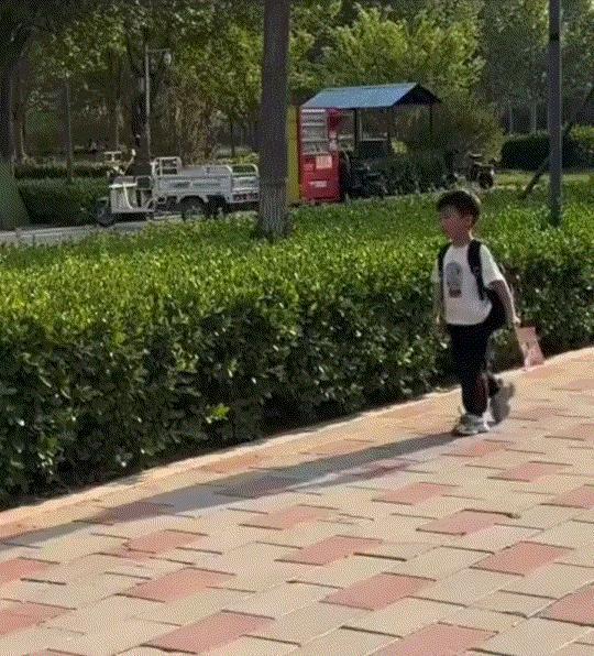 哭笑不得，一妈妈在网上分享，自家儿子一个月弄丢了九次书包，可一问他怎么弄丢的，孩