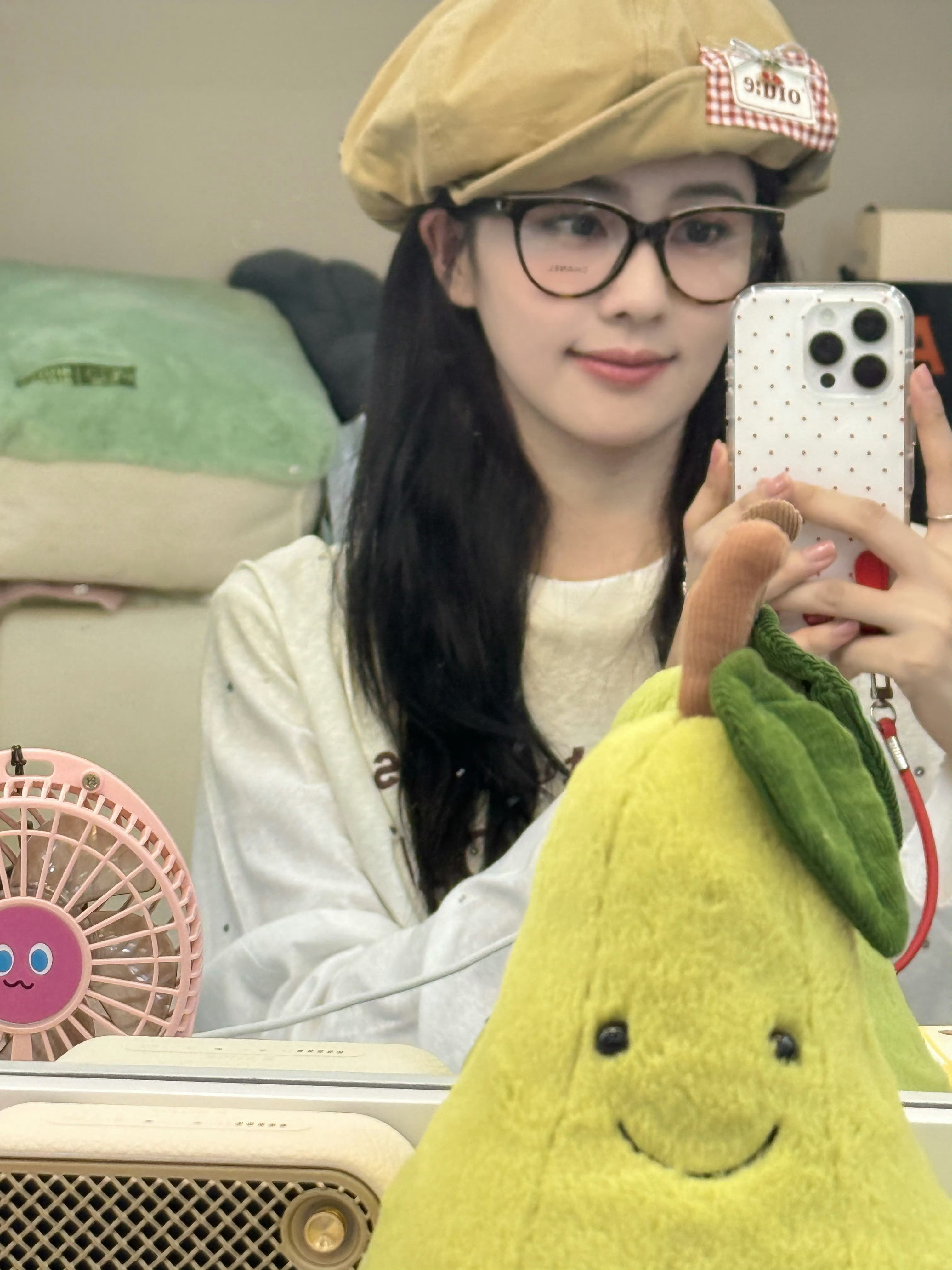 这个梨子🍐最近出镜率好高！我们白鹿叶璃最爱的小梨子！片场也抱着这🥺特别萌的拍