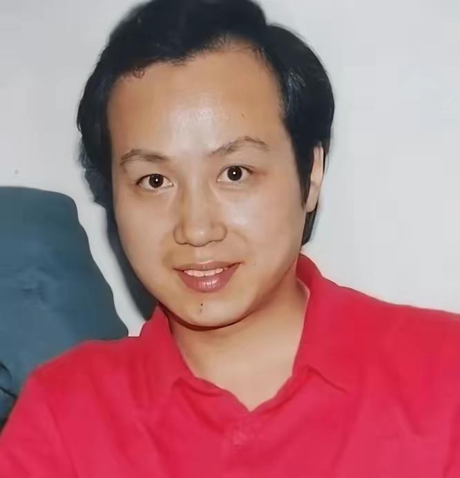 著名主持人罗京，去世多年后，母亲患上老年痴呆，妻子带着儿子改嫁了一位富商，可是儿