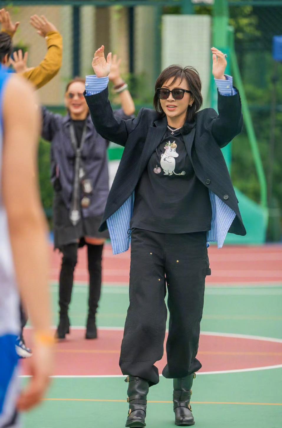 60岁的女人，这个秋天可以像刘嘉玲这样穿，瞬间变成40岁的样子，成为时尚达人妥妥