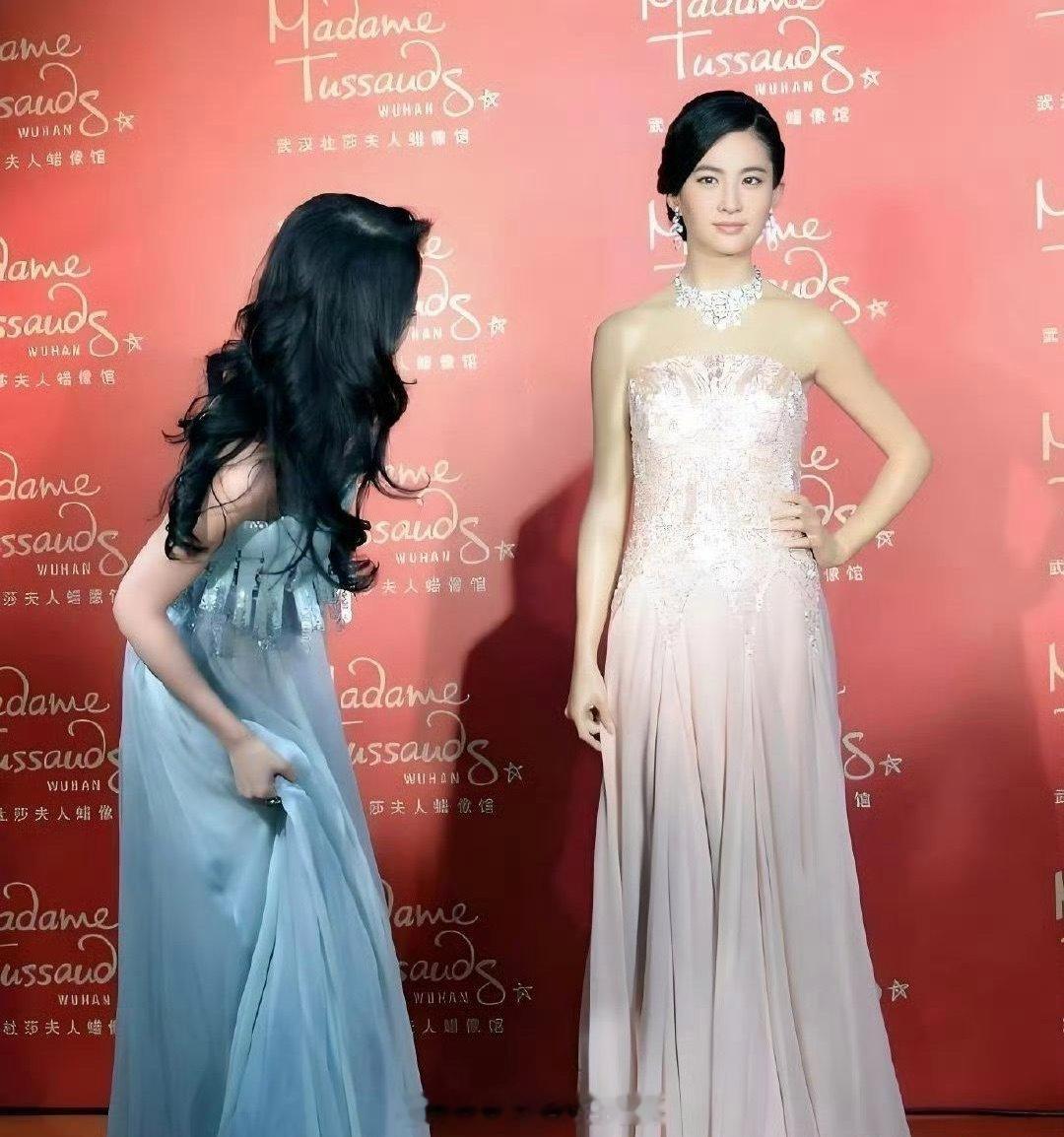 刘亦菲的蜡像太丑了，一点不像，太柔和，眼神不一样。天仙也是笑的很勉强