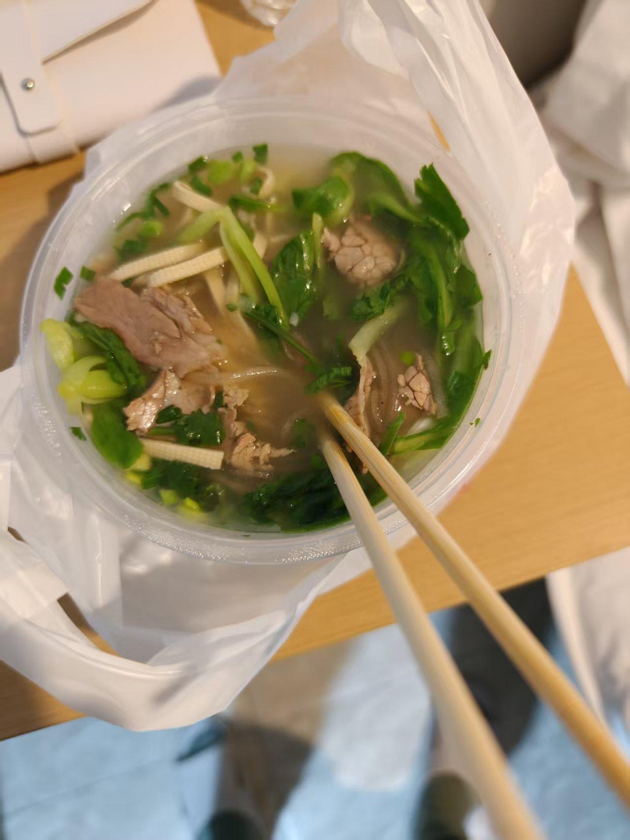 老爸在上海就医，老公陪在他身边。我回到黑龙江县城按部就班的上班。中午11点30