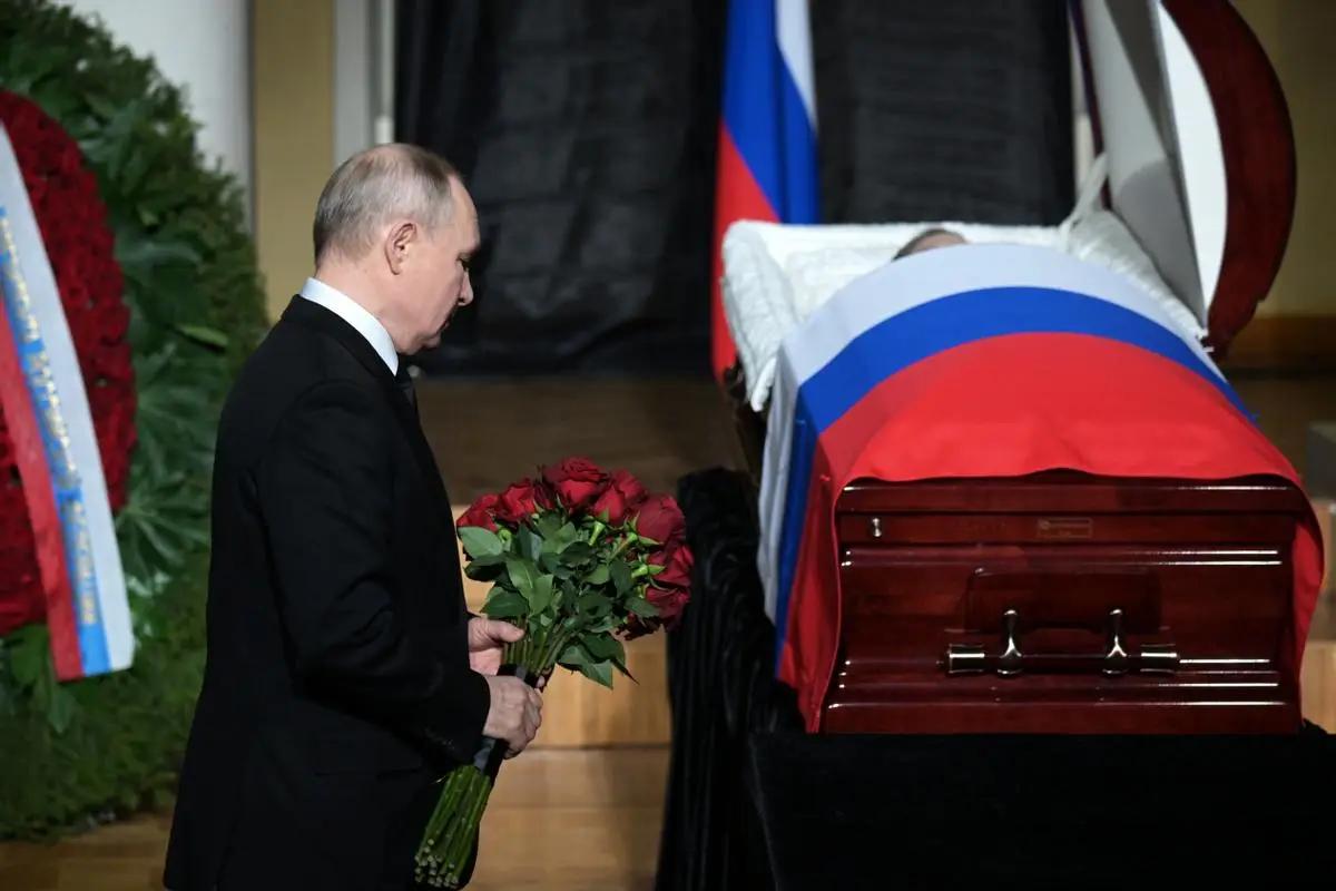 幸运的是，俄罗斯还有一个普京，不幸的是，俄罗斯只有一个普京。民调显示，民众依旧坚