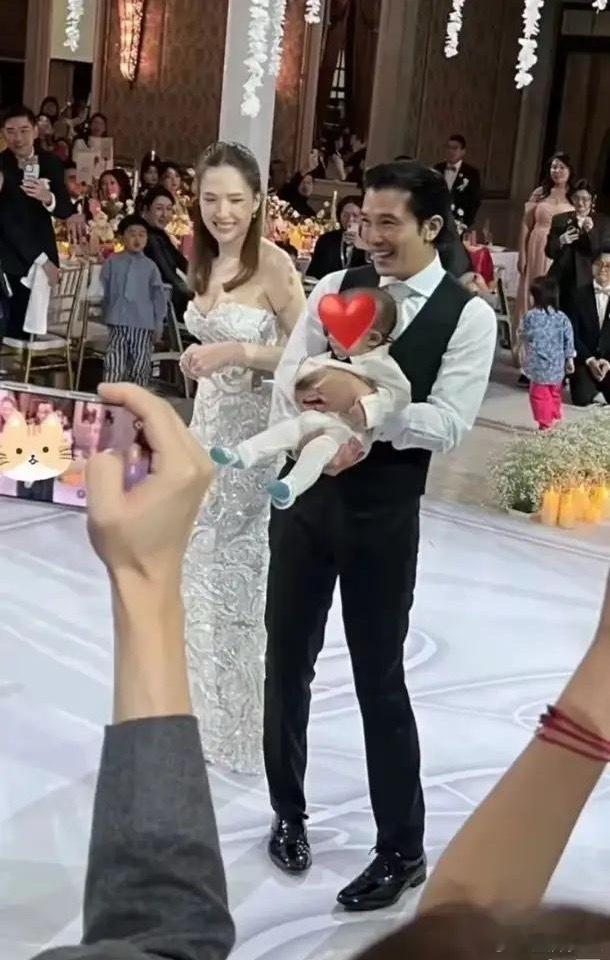 邱泽许玮甯抱着儿子办婚礼，原来先上车后补票也可以这么甜……3个月大的儿子，穿着蕾