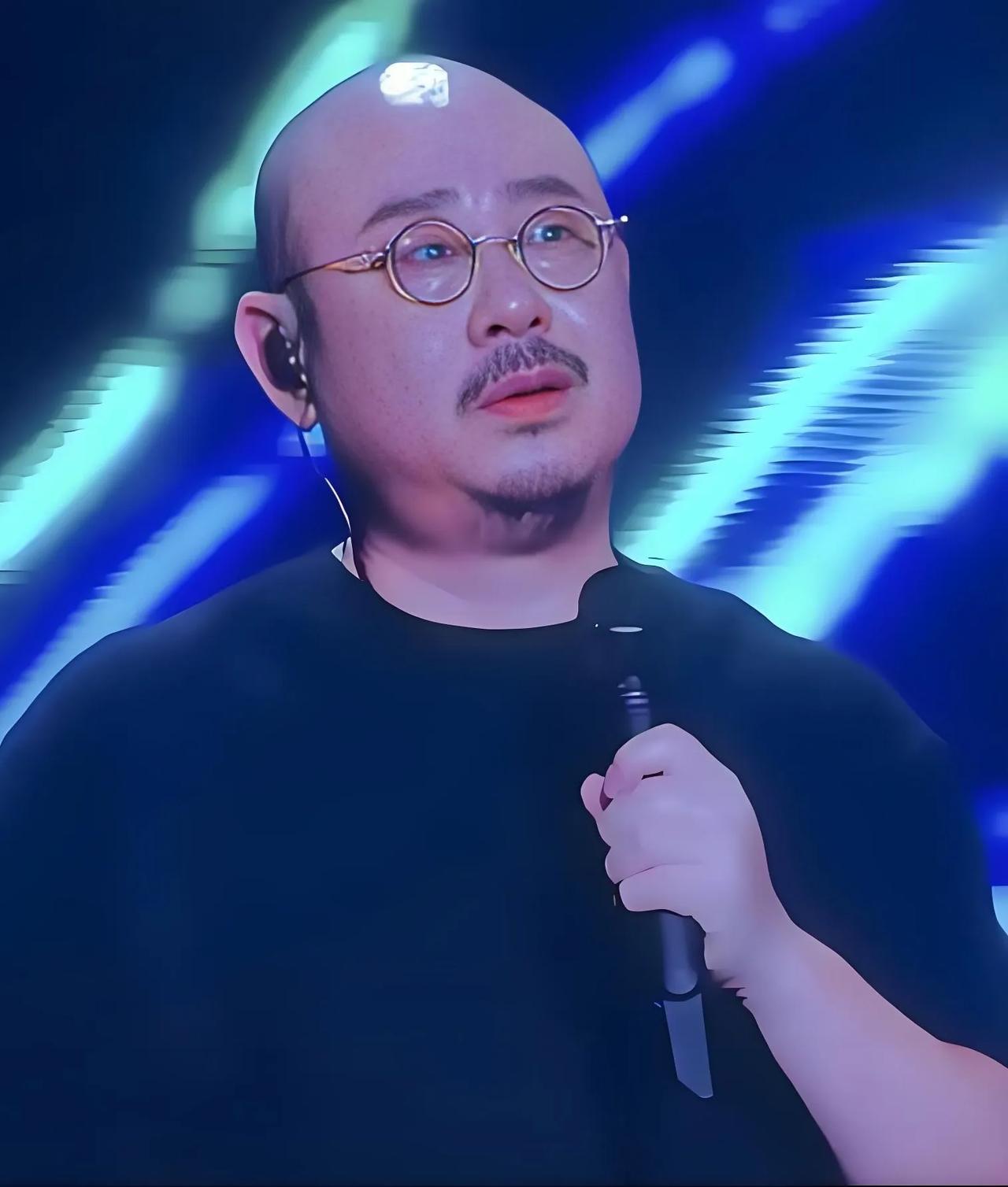 你觉得刀郎的成功主要靠什么?刀郎的成功，既源于其纯粹的音乐才华，也离不开他低调谦