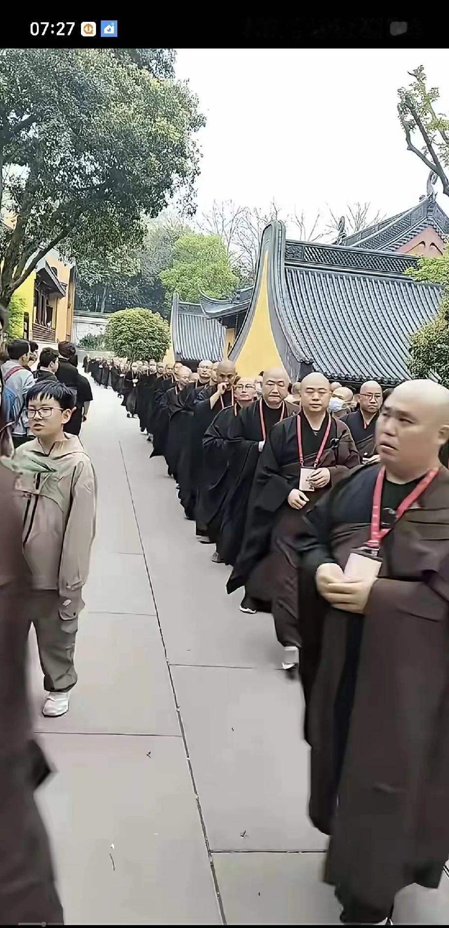 以前和尚头顶的戒疤，说白了就是汉传佛教独有的老规矩，最早是元代用来标记受戒、分辨