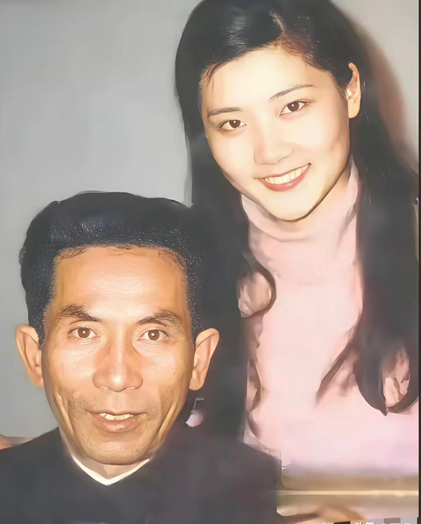 你记得何赛飞吗？那个荧幕上风情万种的姨太太专业户，今天却为了钱，在台上跟一群大