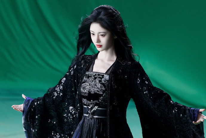 鞠婧祎点燃一场属于自己的新生鞠婧祎月鳞绮纪露芜衣收官海报鞠婧祎月鳞绮纪露芜衣收