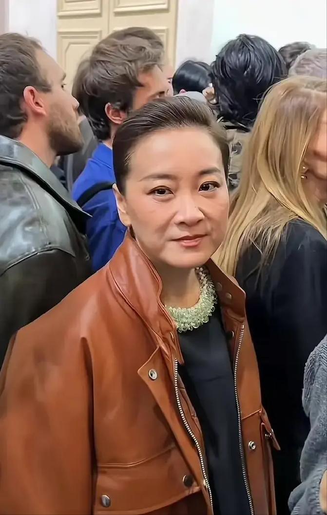 沈腾早就在私下饭局叹气了：“玲儿现在…完全就是另一个人了。”他说这话时，贾玲刚第三次婉拒了春晚的橄榄