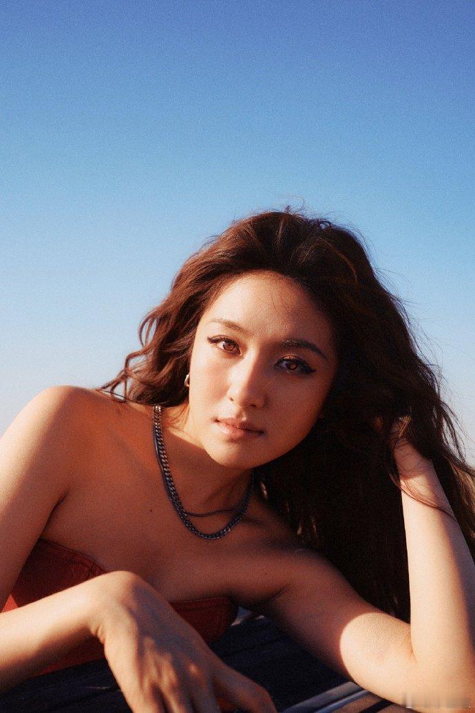 李兰迪的26岁生日写真，青春张扬，阳光正好的年纪。​​​