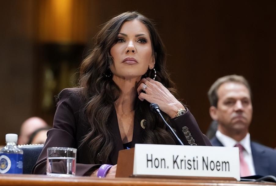 现在的美国，真像是在火药桶上跳舞。这几天消息密集到让人喘不过气：前脚美以联