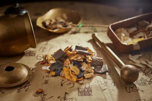 一些特效药，大家要记牢比如海藻、昆布能破疝气，散瘿散瘤。所以身体有包块瘀滞的