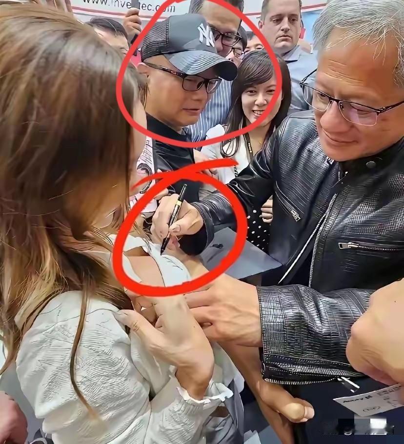 你从他的表情里看出了什么？我看出了嫌弃和尴尬，你看出了什么呢？这个女的胆子真