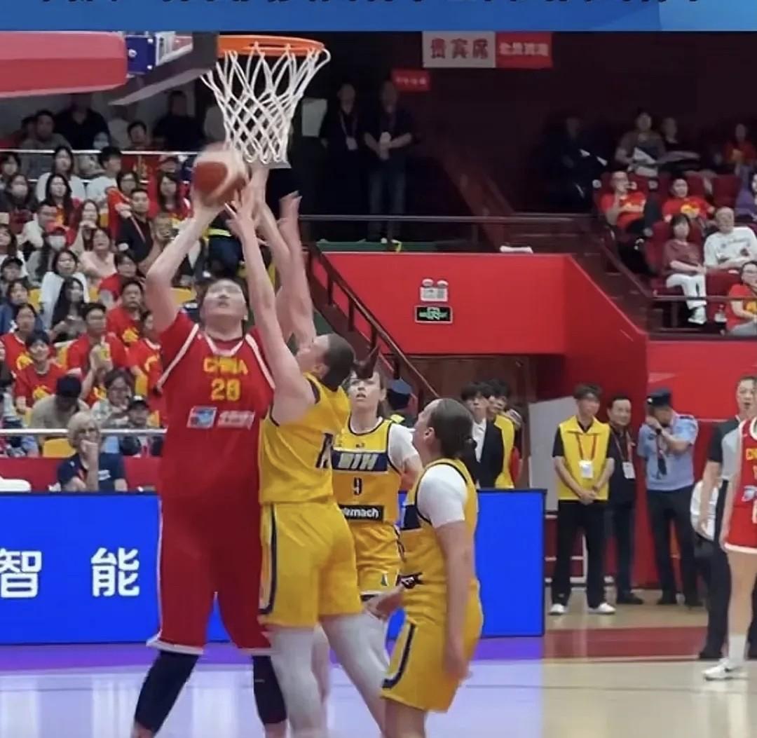 中国女篮的2米28巨人真能碾压欧美中锋？优势巨大，但短板也致命！优点：1.