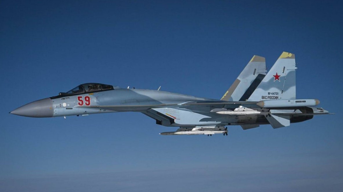 哈萨克斯坦总统托卡耶夫近日飞往俄罗斯首都莫斯科进行国事访问时，一架俄罗斯空天军的