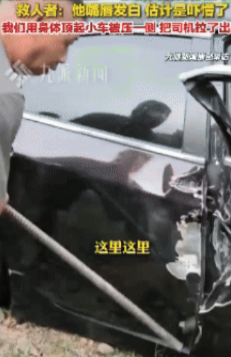 命真大！江西上饶一渣土车发生侧翻，直接把旁边的小轿车车头压扁了，本以为轿车司机在