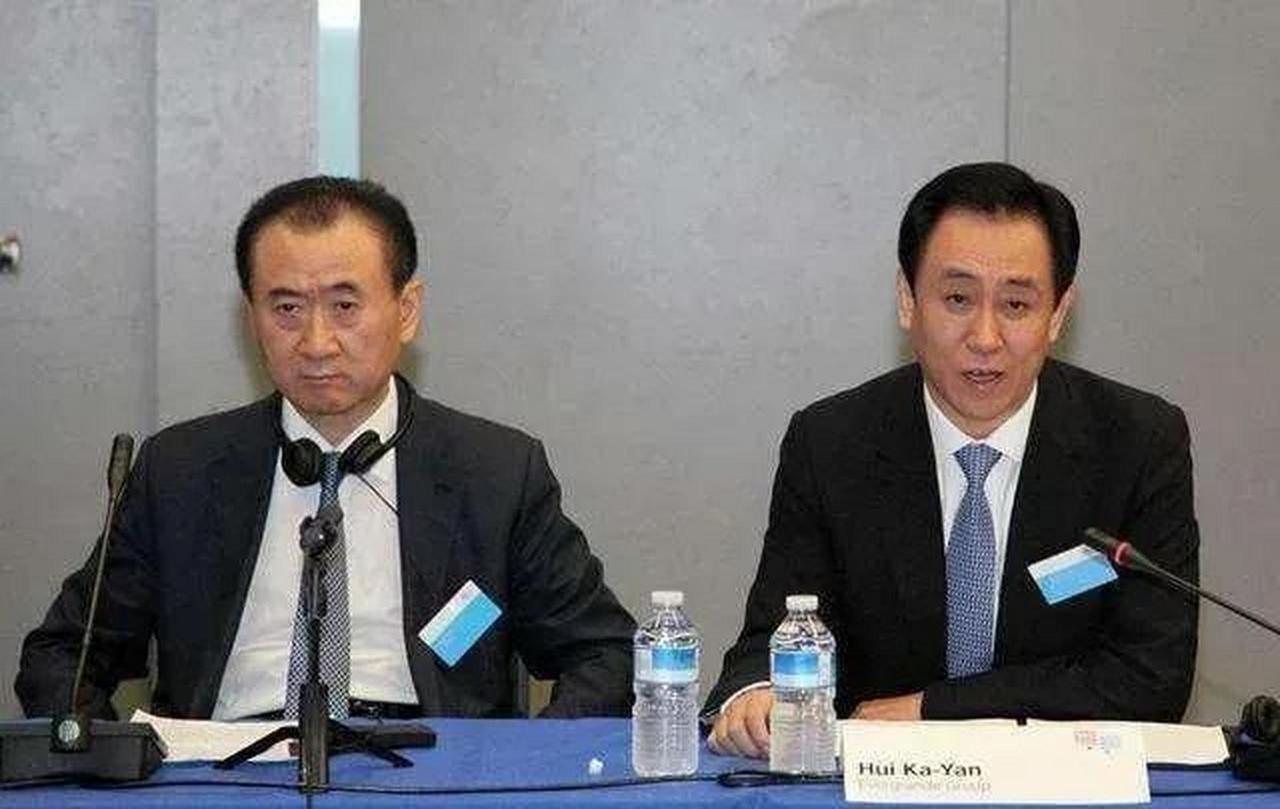 这张照片拍摄于2015年9月，许家印和王健林在英国伦敦参加中英足球投资论坛。两人