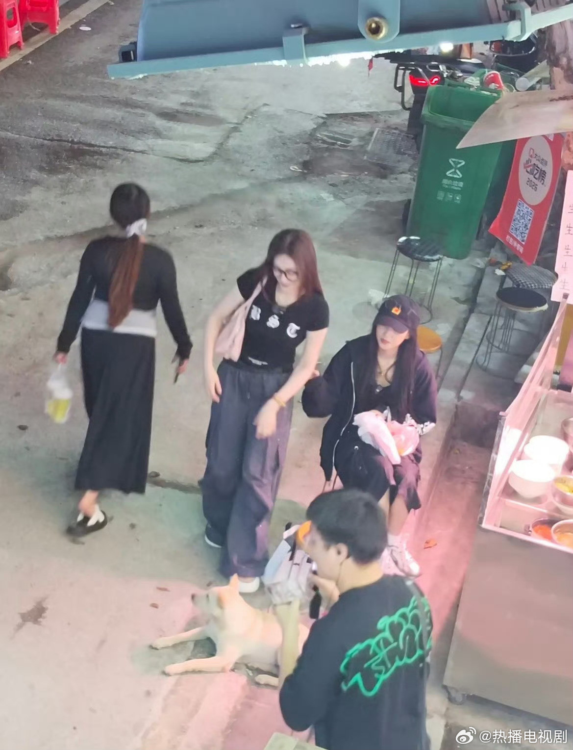 偶遇李小冉孙怡牵手逛夜市真的好羡慕偶遇两位姐姐的人啊！李小冉和孙怡挽着手逛夜市，