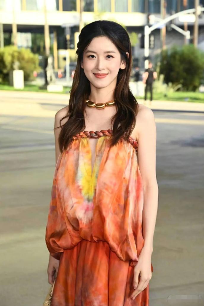 章泽天近期出席了在洛杉矶LACMA大卫·格芬画廊举行的开幕晚宴。‌她身穿‌橙