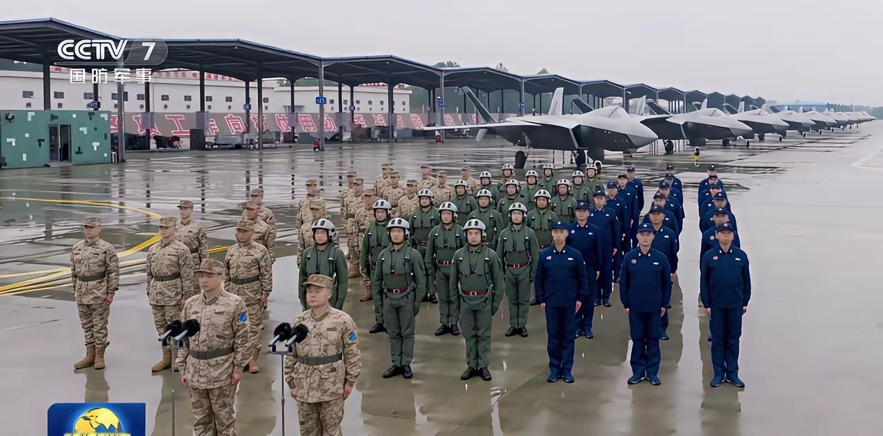 是不是太寒酸了点儿啊！我们的歼-20A只能住这么简易的钢构大棚！新型装备迭代狂奔