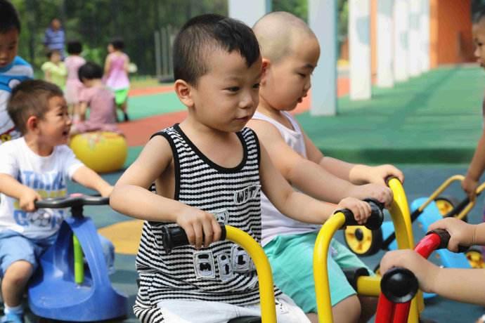 儿子在幼儿园被欺负, 我教他欺负回去, 婆婆却说我不该这么教孩子