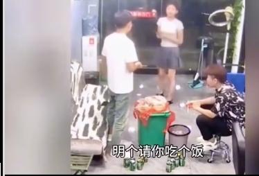 当有美女主动对你投怀送抱时你会怎么办?不要认为这是你个人魅力吸引了她,要知道,越