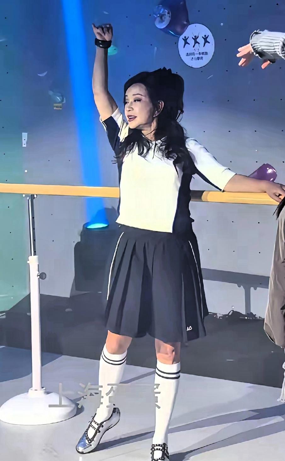 只要自己不尴尬，尴尬的就是别人！这身打扮像小姑娘的打扮，刘晓庆昨天在上海出席活