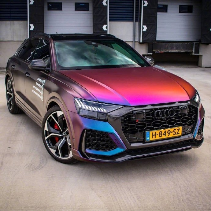 奥迪RSQ8堪称“性能王者”，再配上彩虹色涂装，那视觉效果简直梦幻到飞起