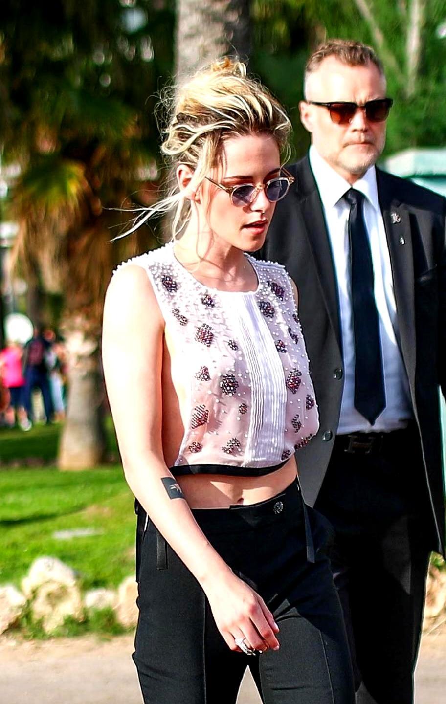 克里斯汀·斯图尔特直接在纽约街头甩开了所有女星的包袱。她穿一件薄得近乎透明的黑色