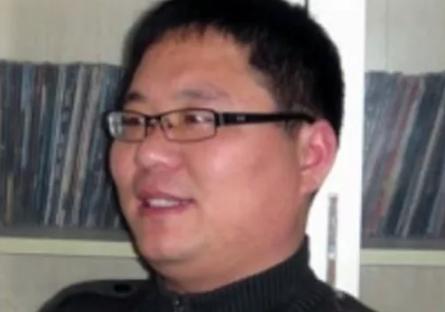 2007年夏天，河南郑州火车站出现一个奇怪的年轻人。他连续半个月不洗澡，衣服