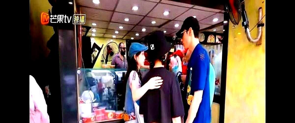 龚俊帮李沁接戏服，三秒没说话，热搜自己冲上第14。没人喊情侣名，没人剪糖片，可