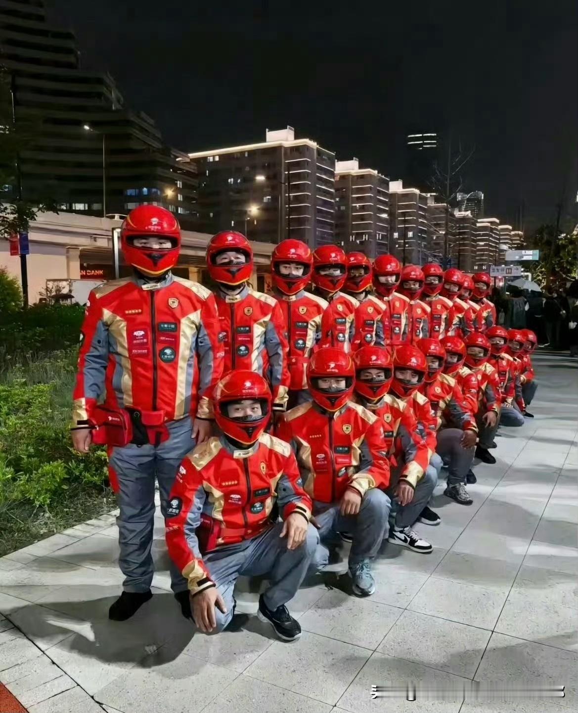 好家伙，京东外卖也紧跟淘宝闪购饿了么换上了赛车服，也是全身广告，不知道美团会不会