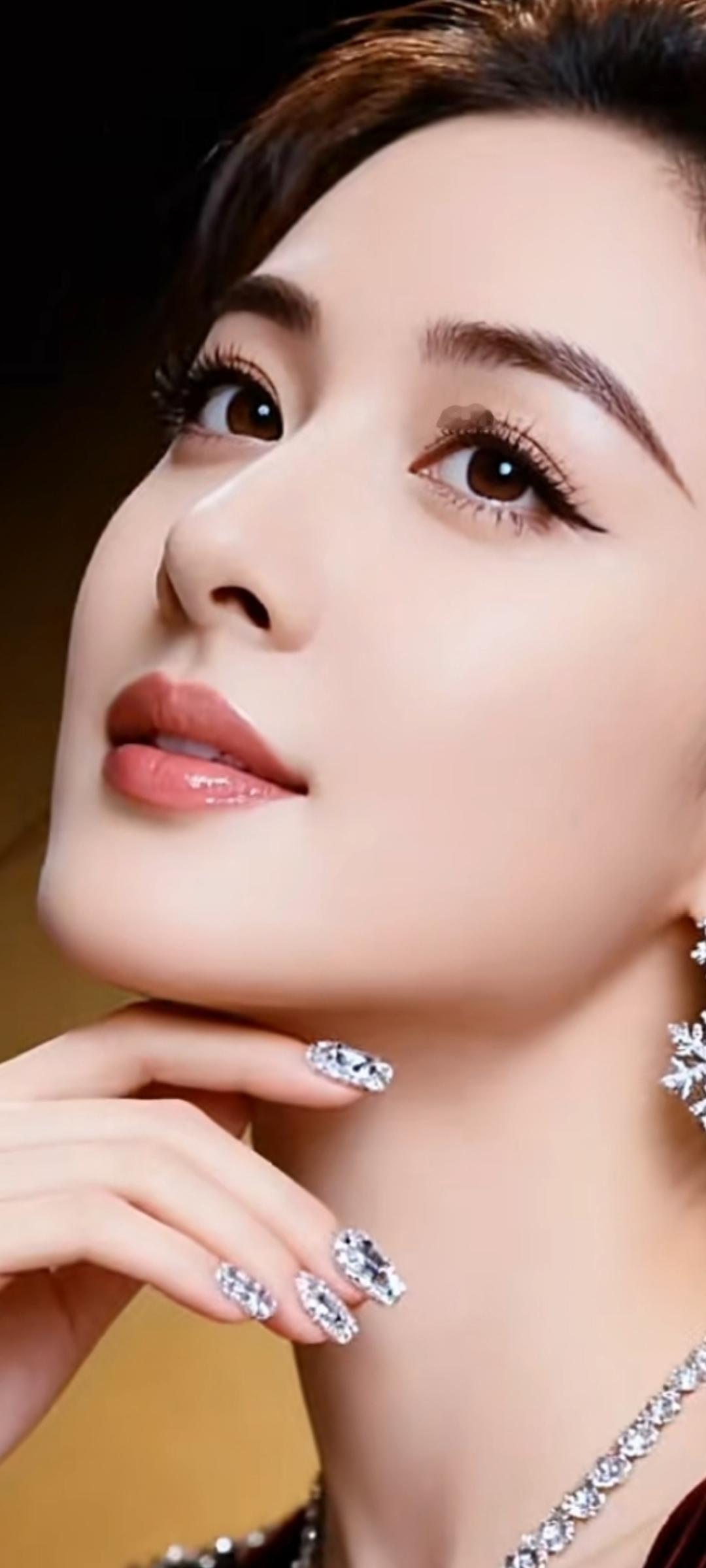 优雅气质，闪耀夺目，珠宝与肌肤的完美融合。