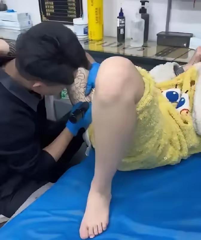 最近刷到个挺火的视频：纹身师傅把大三姑娘的腿架在自己脖子上，镜头里姑娘疼得手直抖